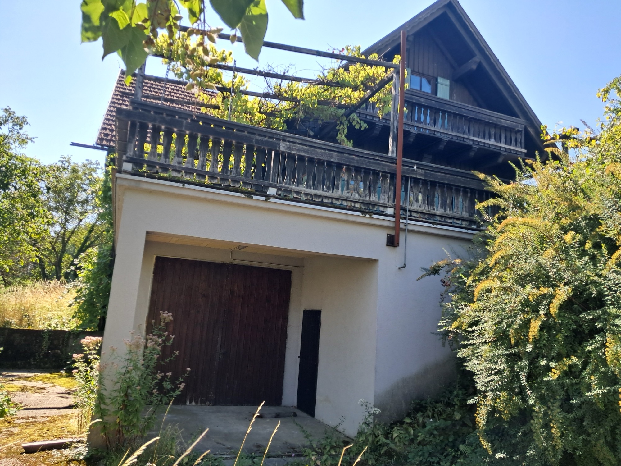 Bestandsgebäude mit Garage und Balkon