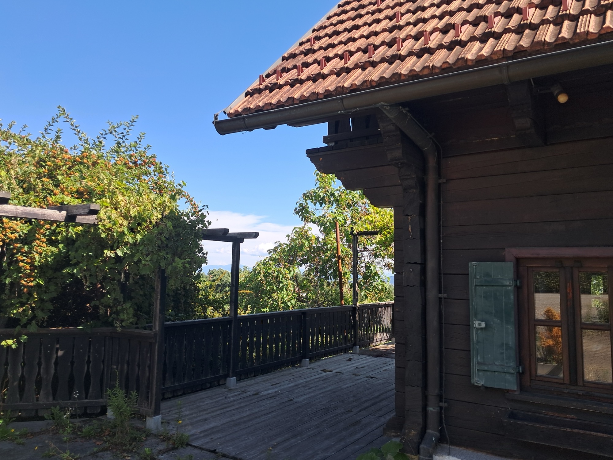Bestandsgebäude mit Holzterrasse