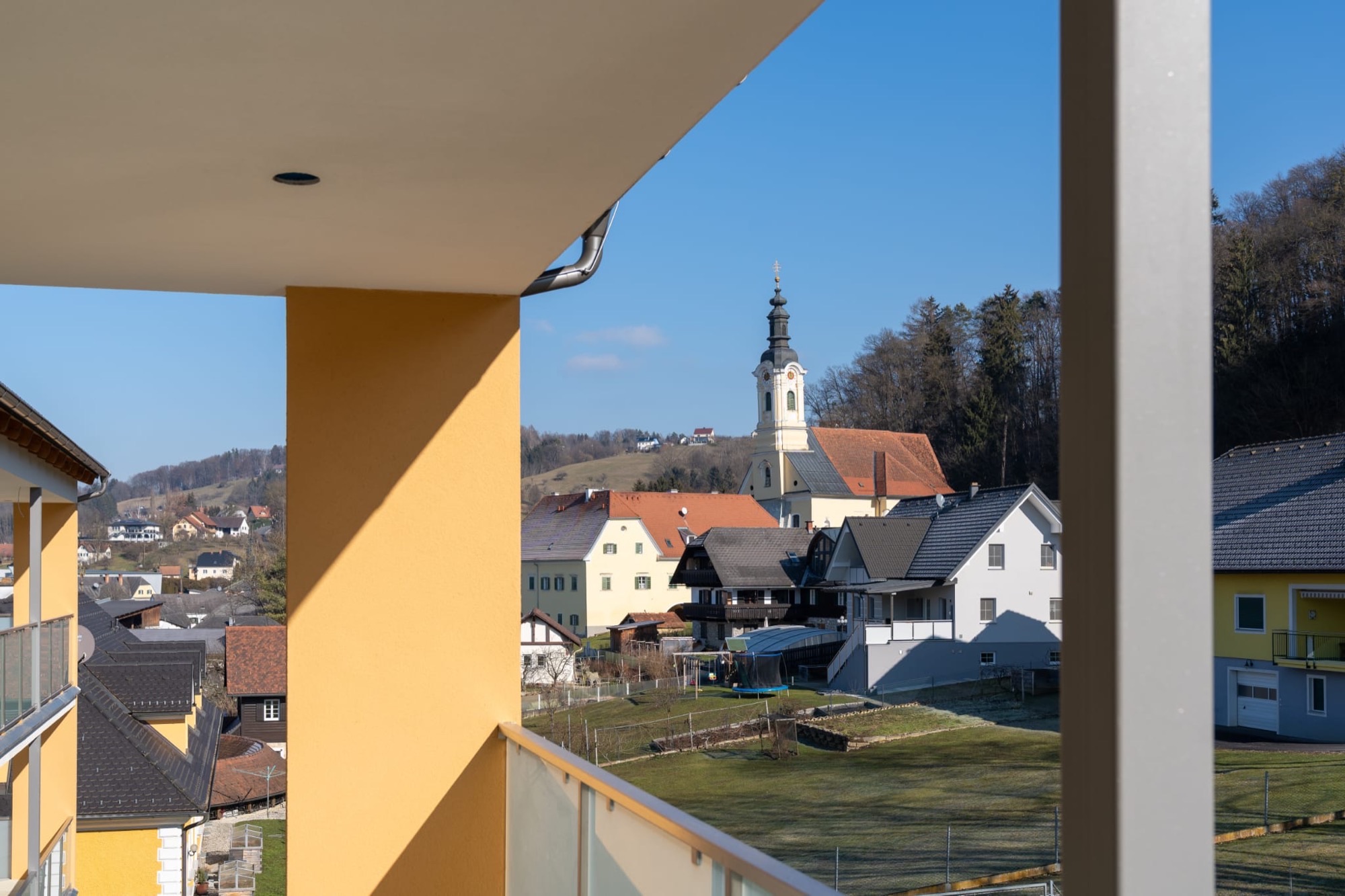 Blick vom Balkon auf die Pfarrkirche Wolfsberg