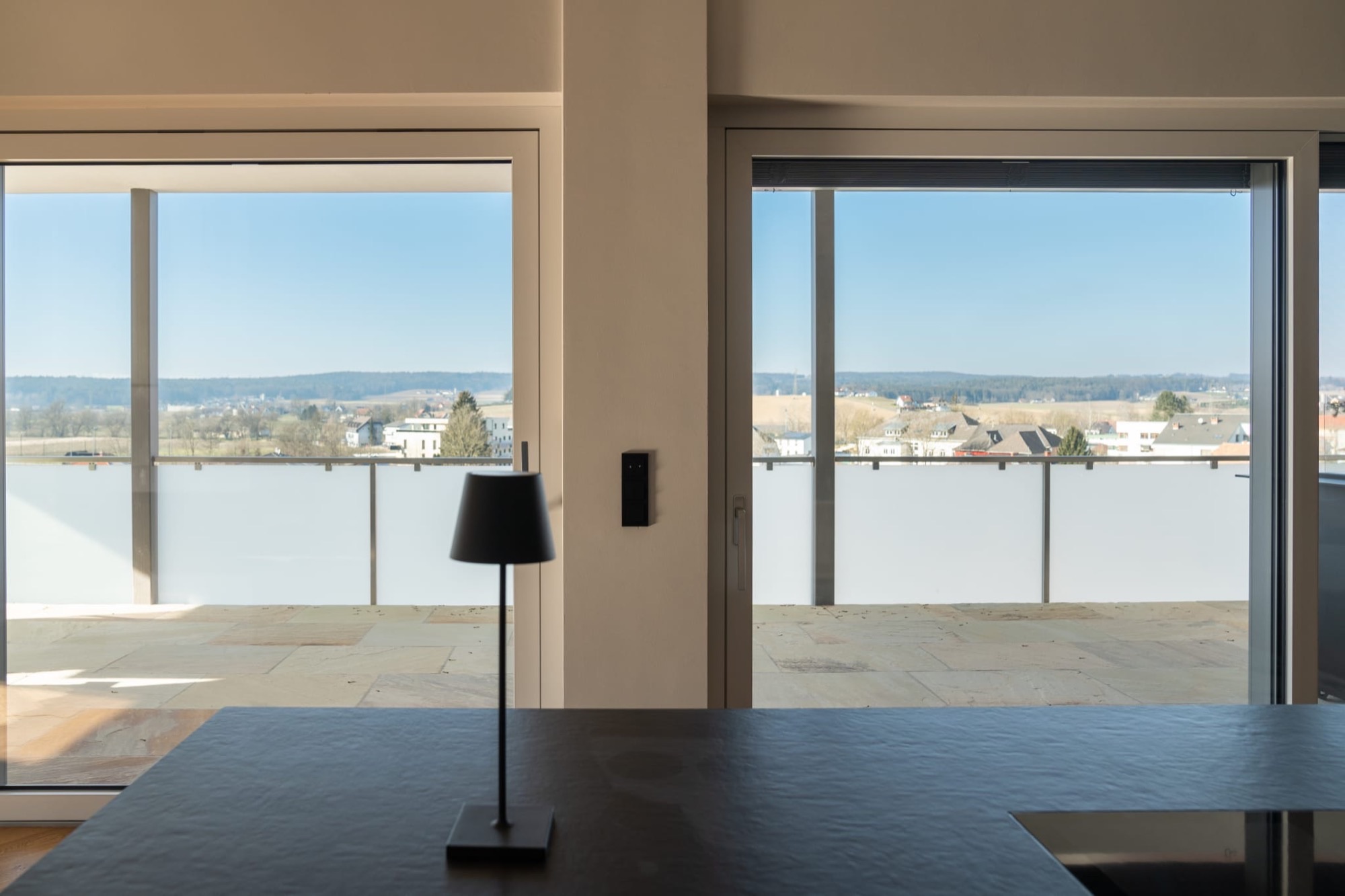 Wohnraum mit Aussicht über das Tal
